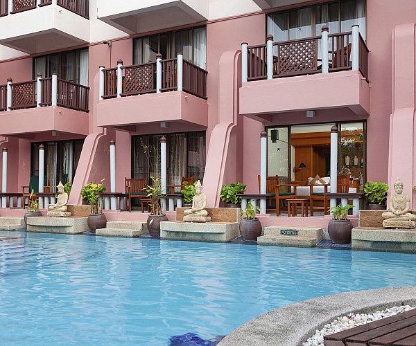 Deluxe Pool Access